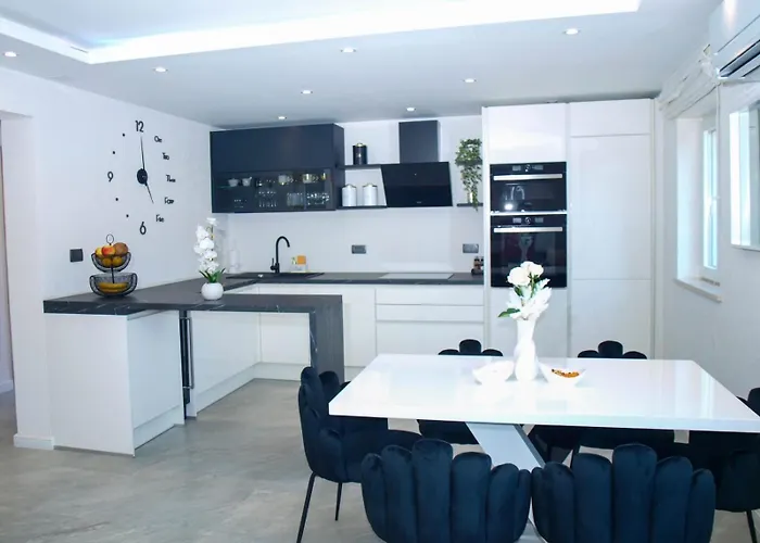 Luxury Two Bedroom-apartman By The