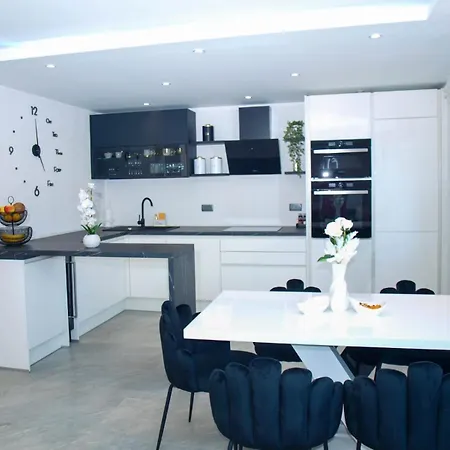 Luxury Two Bedroom-apartman By The